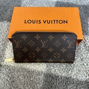 Louis Vuitton NWT zippy wallet